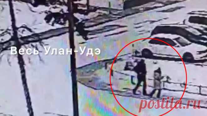 Неизвестный приставал к ребенку и угрожал девочке расправой в Северобайкальске. В городе Северобайкальск мужчина домогался ребенка на улице, он схватил девочку за шею и пытался увести за собой. Об этом сообщается в Telegram-канале "Весь Улан-Удэ". Инцидент произошел во дворах жилых домов в Северобайкальске ...