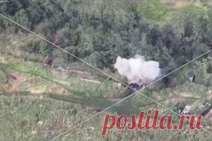 Уничтожение склада ВСУ с боеприпасами дроном-камикадзе «Овод» попало на видео. Уничтожение склада Вооруженных сил Украины (ВСУ) дроном-камикадзе «Овод» попало на видео. Бойцы группировки войск Вооруженных сил России «Юг» уничтожили украинский склад с боеприпасами в ближней тыловой зоне ВСУ на авдеевском направлении. Успешное поражении цели зафиксировал разведывательный дрон.