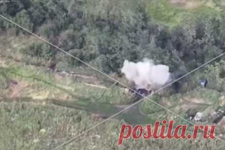 Уничтожение склада ВСУ с боеприпасами дроном-камикадзе «Овод» попало на видео. Уничтожение склада Вооруженных сил Украины (ВСУ) дроном-камикадзе «Овод» попало на видео. Бойцы группировки войск Вооруженных сил России «Юг» уничтожили украинский склад с боеприпасами в ближней тыловой зоне ВСУ на авдеевском направлении. Успешное поражении цели зафиксировал разведывательный дрон.