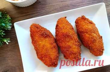 Как сделать котлеты в такой хрустящей корочке? Просто!
Формируем котлеты из фарша (любого). Хорошо панируем заготовки в муке.
Взбиваем яйцо с ложкой молока и опускаем запанированные котлеты в эту смесь. Затем быстро в панировочные сухари и сразу в сковороду с большим количеством масла.
Жарим ровно 2 минуты и переворачиваем на другу сторону.  Еще 2 мину и можно перевернуть на край. Готовые котлеты выложить на тарелку, но не накрывать ничем, чтобы корочка не отошла.