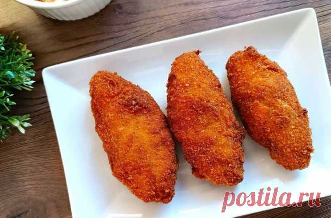 Как сделать котлеты в такой хрустящей корочке? Просто!
Формируем котлеты из фарша (любого). Хорошо панируем заготовки в муке.
Взбиваем яйцо с ложкой молока и опускаем запанированные котлеты в эту смесь. Затем быстро в панировочные сухари и сразу в сковороду с большим количеством масла.
Жарим ровно 2 минуты и переворачиваем на другу сторону.  Еще 2 мину и можно перевернуть на край. Готовые котлеты выложить на тарелку, но не накрывать ничем, чтобы корочка не отошла.