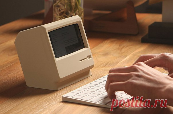 Зарядное устройство Elago M4 превратит ваш iPhone в компьютер Macintosh 128K Компания Elago выпустила оригинальную зарядную станцию для iPhone, которая выглядит как Macintosh 128K, представленный 24 января 1984 года. Elago M4 for iPhone выглядит как один из главных компьютеров в истории — в нем есть даже крохотная прорезь, напоминающая дисковод. Необычная зарядка работает со всеми 4,7-дюймовыми моделями смартфонов Apple. При установке гаджета на платформу, экран мобильного устройства выступает…