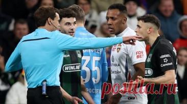 Пять голов и масса стычек: «Краснодар» обыграл ЦСКА в 18-м туре и ушёл на зимнюю паузу лидером РПЛ. «Краснодар» дома одержал победу над ЦСКА в центральном матче 18-го тура РПЛ и ушёл на зимнюю паузу единоличным лидером. В первом тайме на точный удар Мойзеса головой после подачи углового хозяева ответили контратакой, которую начал и завершил Джон Кордоба. А после перерыва Виктор Са и Жоау Батчи закрепили успех чемпиона, воспользовавшись удалением Мойзеса за грубость. В концовке гости отыграли…