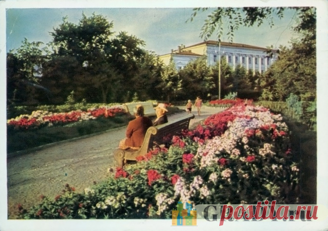 Ульяновск, Россия - Сквер около здания библиотеки им. В. И. Ленина - 1964-й год - г3400 | GRADY.ru