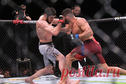 Российский боец UFC нацелился на реванш с Махачевым. Российский боец смешанного стиля (MMA) Арман Царукян заявил о желании провести бой-реванш с Исламом Махачевым. «Мой первый бой в UFC был против него. Я дал ему самый тяжелый бой в Абсолютном бойцовском чемпионате (UFC), и я знаю, что мне нужен всего один громкий поединок, и я получу титульник», — сказал он.