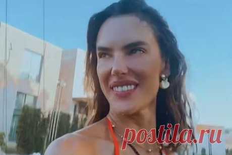 Бывший «ангел» Victoria's Secret снялась в прозрачном наряде для журнала. Бразильская супермодель Алессандра Амбросио приняла участие в откровенной съемке для глянцевого журнала Schon!. На размещенных фото 42-летняя бывший «ангел» Victoria's Secret предстала в прозрачном боди и облегающей юбке. Верх ее наряда был украшен массивными вставками, которые прикрывали ее обнаженную грудь.