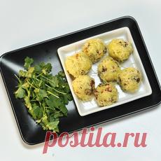 Картофельные ёжики в сырной панировке Нарезаем бекон кубиками, шампиньоны — ломтиками, сыр натираем на мелкой терке.