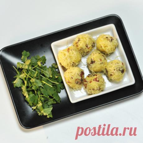 Картофельные ёжики в сырной панировке Нарезаем бекон кубиками, шампиньоны — ломтиками, сыр натираем на мелкой терке.