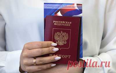 "Мне нравится направление, в котором движется Россия". Зачем иностранцы едут в нашу страну. Ровно год назад вступил в силу президентский указ "Об оказании гуманитарной поддержки лицам, разделяющим традиционные российские духовно-нравственные ценности". Граждане 47 недружественных стран, несогласные с распространяемыми у них на родине идеологическими установками, смогли в упрощенном порядке запросить разрешение на временное проживание в России. По данным МВД на июнь, за ним…