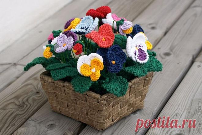 Вязаные цветы: композиция «Анютины глазки»