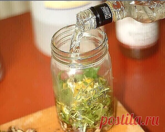 У чистотела есть одна очень интересная особенность. Он сразу отыскивает корень болезни. Если сок или порошок поместить на биологически активную точку, то наблюдается мгновенная трансформация, перенос его к у болезни.

У нас чистотел нередко называют русским женьшенем. Применять его можно в виде сока, отвара, настойки, экстракта. О целебных свойствах чистотела люди знают с древнейших времен.

Для лечения глазных болезней нужно варить сок чистотела с медом в соотношении 1:1 ...