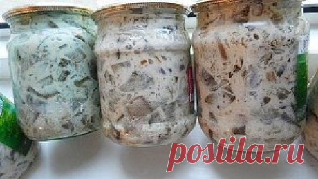 Баклажаны в майонезе со вкусом грибов. Обалденная штука! 
На 5 кг синих
800 гр любого майонеза,
1 пачечка грибной приправы,
1,5 кг лука.
Синие очистить, порезать кубиками, прокипятить 5 мин в воде. отдавить воду и обжарить на раст. масле. отдельно пережарить лук. все смешать и в баночки.
Стерилизовать 0,5 л - 30 мин., закатать.
Синие и воду не солить, хватает приправы. Долго возиться, но счень вкусные. Вкус жареных грибов с майонезом.
**************************************...