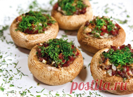Шампиньоны, запеченные на манер эскарго - Будет вкусно - 26 января - 43513411968 - Медиаплатформа МирТесен Если кому приходилось бывать в Мадриде, а точнее на Plaza Major, по периметру которой расположено несколько десятков забегаловок, в том числе харчевня «Здесь Хемингуэй не бывал», тот наверняка пробовал знаменитые печеные шампиньоны по-испански — либо с кубиками ветчины, либо с кусочками - 26 января - 43513411968 - Медиаплатформа МирТесен