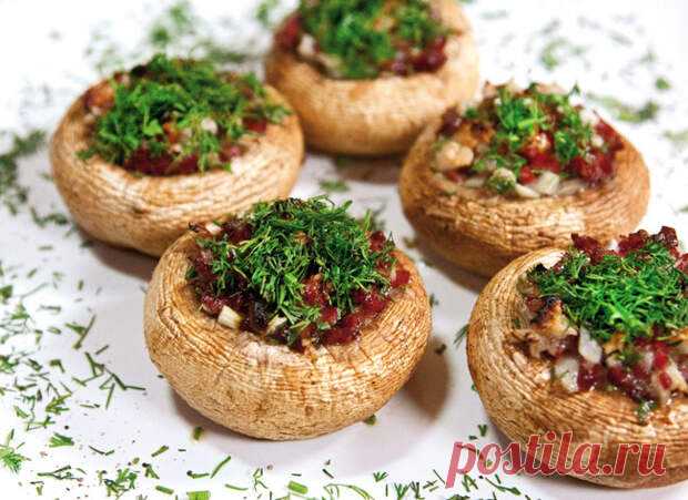 Шампиньоны, запеченные на манер эскарго - Будет вкусно - 26 января - 43513411968 - Медиаплатформа МирТесен Если кому приходилось бывать в Мадриде, а точнее на Plaza Major, по периметру которой расположено несколько десятков забегаловок, в том числе харчевня «Здесь Хемингуэй не бывал», тот наверняка пробовал знаменитые печеные шампиньоны по-испански — либо с кубиками ветчины, либо с кусочками - 26 января - 43513411968 - Медиаплатформа МирТесен
