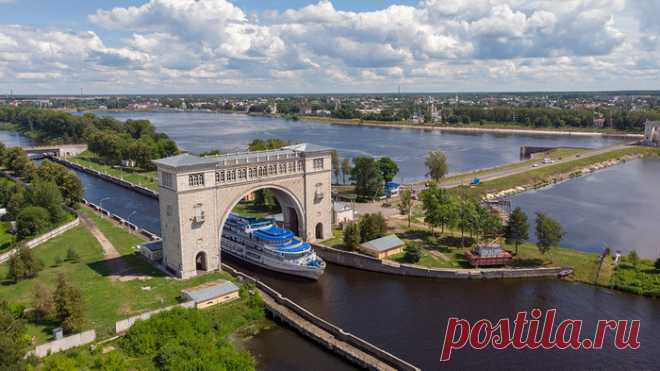 Из далека долго, течет река Волга