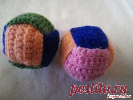 Забава для детишек или использование остатков пряжи Началось всё с того,что я задумала для куклы в качестве её игрушки связать мячик.