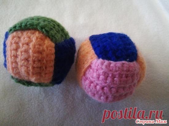 Забава для детишек или использование остатков пряжи Началось всё с того,что я задумала для куклы в качестве её игрушки связать мячик.