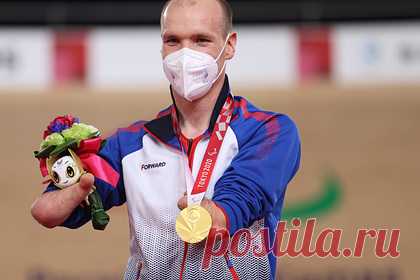 Работавший курьером россиянин завоевал второе золото на Паралимпиаде. Российский велогонщик Михаил Асташов, который работал в сервисе доставки, завоевал золото в шоссейной гонке с раздельным стартом на Паралимпиаде в Токио. Спортсмен преодолел дистанцию 16 км за 24 минуты 53,37 секунды. Россиянин соревнуется в категории C1 среди спортсменов с нарушением опорно-двигательного аппарата.