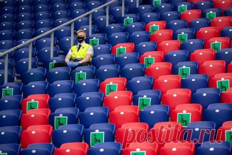 РПЛ перенесла тур ради стыковых матчей сборной России в отборе на ЧМ. Клубы Российской премьер-лиги (РПЛ) согласились на перенос матчей 22-го тура чемпионата страны на 3-5 мая. РПЛ перенесла тур из-за участия сборной России в стыковых матчах чемпионата мира-2022. Таким образом, лига пошла навстречу команде Валерия Карпина. Решение было принято большинством голосов.