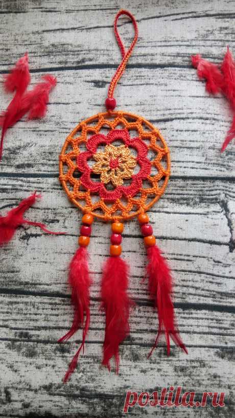 Мандала связана в цветах первой чакры. Идеально подходит для медитации (10-ти минутное созерцание в день). Небольшая, легко возить с собой.

Медитация на первую чакру помогает:
- усилить энергию в физическом теле, 
- повысить устойчивость к болезням, 
- привнести бодрость, выносливость, 
- положительно повлиять на умение отстаивать свои взгляды на жизнь и свои интересы