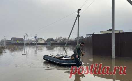 Мэр Оренбурга заявил о подтоплении более 3,6 тыс. дворовых территорий. К утру уровень воды в Урале у города достиг отметки 1060 см, а рекордное значение было пройдено вечером 10 апреля
