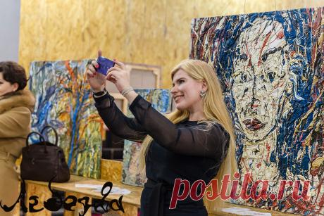 Флакон - это активное, уютное место, расчитанное на молодых, креативных людей. Я очень хотела показать свою живопись активным и талантливым молодым людям и получить от них отзыв о своём творчестве. Для этого и нужно устраивать выставки, чтобы получать обратную связь и чтобы люди увидели картины, над которыми я работала много лет.