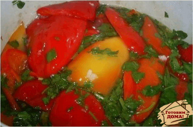 ПЕРЕЦ МАРИНОВАННЫЙ ПОЛОВИНКАМИ ЗА 15 МИН
Сохраните, чтобы не потерять! -5 кг красного мясистого болгарского перца
Для маринада:
-1 литр воды
-1,5 стакана растительного масла
-2 столовых ложки 70% эссенции
-1,5 стакана сахара
-0,5 стакана соли
-Чеснок, петрушка
