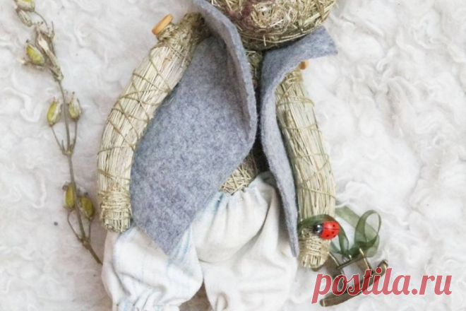 Игрушки из сена Елены Наревской Красивые игрушки любит и стар, и млад. Возможно у многих из вас есть любимые игрушки из ткани или связанные крючком. А сегодня мы хотим вас познакомить с еще одним видом оригинальных авторских интерьерных игрушек - игрушками из сена. Звучит необычно и интригующе? Тогда давайте познакомимся с игрушками Елены Наревской.

Забавные зайчики, мишки и лисички из сена - необычный подарок, который украсит любую детскую комнату или уголок с цветами. С...