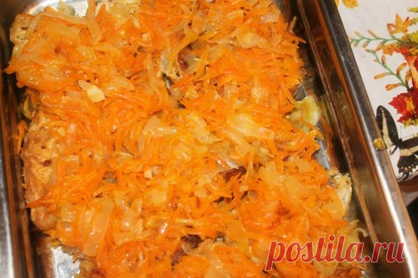 Риба запечена з морквою і цибулею у сметанному соусі | DreamFood