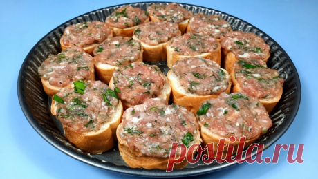 Когда нет времени возится с тестом, готовлю детям вместо беляшей (съедают мгновенно, даже остыть не успевают)  или на завтрак оладушки.
Очень быстро, вкусно, сытно и экономно!
К тому же детки очень любят творог.
Да-да, и творожные оладушки тоже!
Если сделать из творога пышки, они получатся мягкими и нежными, похожими на булочки.
Из этого количества теста у меня получается 6 оладий.