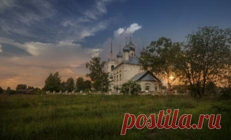 Осень моя костромская.
Осень моя костромская,
Где заблудилась? Скажи!
Помню, как шла ты, вздыхая,
Сгорбившись, за гаражи.
Плакал навзрыд дождик хмурый,
Силясь тебя удержать…