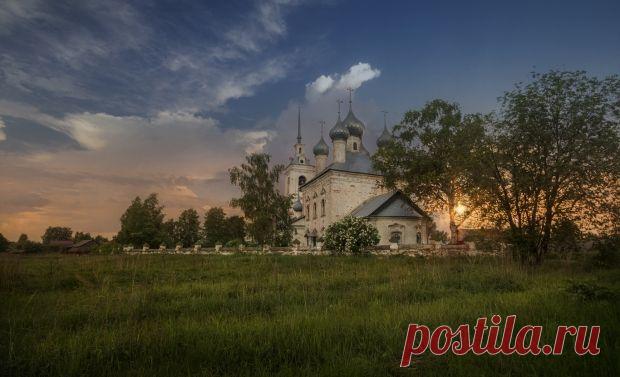 Осень моя костромская.
Осень моя костромская,
Где заблудилась? Скажи!
Помню, как шла ты, вздыхая,
Сгорбившись, за гаражи.
Плакал навзрыд дождик хмурый,
Силясь тебя удержать…