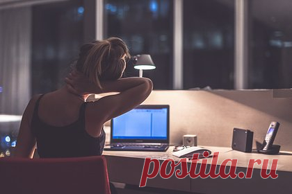 Устоявшийся миф о привычке сутулиться развеяли. Привычка сутулиться во время учебы или работы за компьютером не приводит к заболеваниям позвоночника, болям в спине и шее, уверен врач-физиотерапевт Крис Маккарти. Он объяснил, что здоровью спины вредит не поза, в которой человек сидит или стоит, а неподвижное нахождение в одном положении.