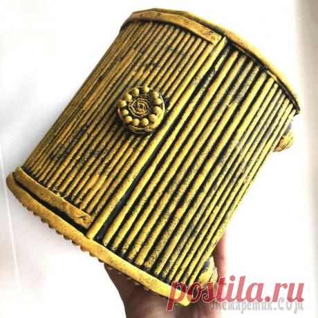 DIY Идея из газетных трубочек | Поделка из газеты Разрезала газеты на полоски шириной 10 см.Скручивала в трубочки при помощи деревянной палочки.Кончик приклеила клеем ПВА.Скрутила 2 круга и срезала края.Для стенок дополнительно использовала газетные ...