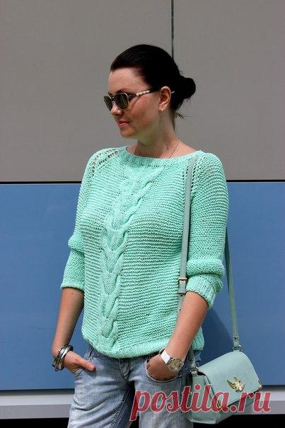 Бирюзовый свитер.