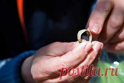 Археологи нашли в Крыму редкий перстень с «Афродитой с зеркалом». В Крыму археологи во время раскопок древнегреческой колонии Акра обнаружили перстень-печать с изображением богини Афродиты, смотрящейся в зеркало. Об этом сообщила участница экспедиции, научная сотрудница Государственного Эрмитажа Елена Арсентьева. По ее словам, это второе украшение, обнаруженное в Акре.