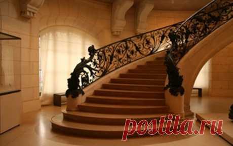 Дачный домик с лестницей внутри на второй этаж