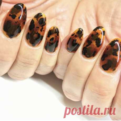 Снимите это немедленно: маникюр, который не стоит делать в 2020 году «Звериный» принт instagram.com/nailthoughts «Звериный» принт, который был актуален в прошлом году, сходит на нет. Ему на смену пришел маникюр с устричным рисунком. Черно-белые разводы делай с помощью