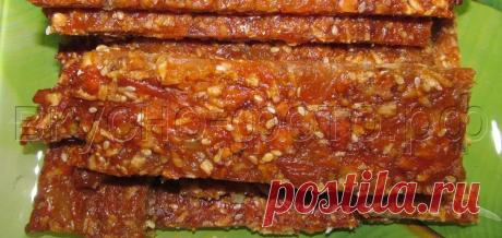 Батончики из кураги, изюма, орехов, кунжута и кокосовой стружки.