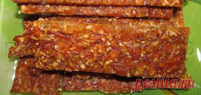 Батончики из кураги, изюма, орехов, кунжута и кокосовой стружки.