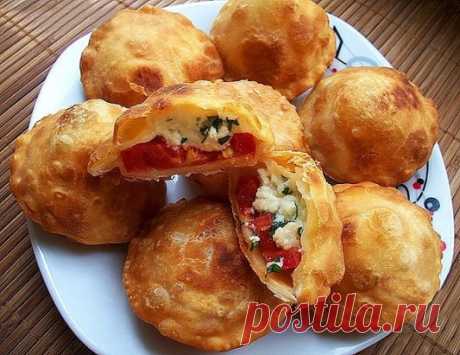 Они даже вкуснее чебуреков! Я теперь часто так детям делаю!
 
Ходили на пикник с классом, такую вкусняшку принесла одна из мамочек - разлетелись на ура! Все тут же выспросили рецепт. Оказалось, готовить 5 минут, а вкуснятина невероятная!!! Мои уплетают его - только за ушами трещит.
Хрустящее тесто идеально сочетается с ароматными помидорами, творожной начинкой, чесноком и зеленью, они получаются очень сочными и ароматными!
 
Состав:
 
Тесто:
 
Мука — 3,5ст
Вода (кипяток) — 1 ст
Раст. масл