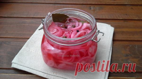 Салат с селедкой, картофелем и красным маринованным луком