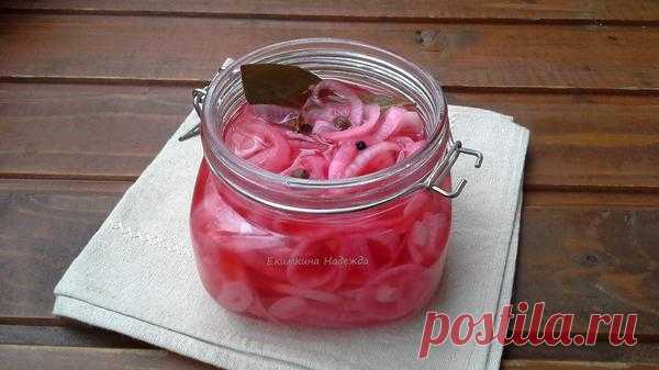 Салат с селедкой, картофелем и красным маринованным луком