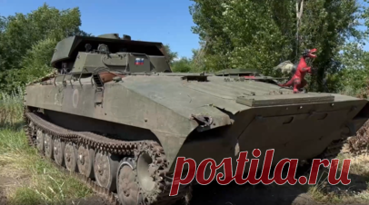 Расчёт УР-77 «Метеорит» ЦВО проделал проходы на минном поле. Расчёт установки разминирования УР-77 «Метеорит» ЦВО проделал проходы на минном поле и уничтожил опорные пункты украинских войск на Краснолиманском направлении. По словам заместителя командира подразделения с позывным Отпор, инженеры обеспечивают продвижение пехоты, танков, основной гусеничной техники, взаимодействуют с мотострелковыми и танковыми подразделениями. С начала СВО боевые пуски снарядов проводили много раз. В Минобороны…