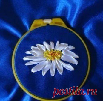 Прекрасная вышивка лентами ромашек