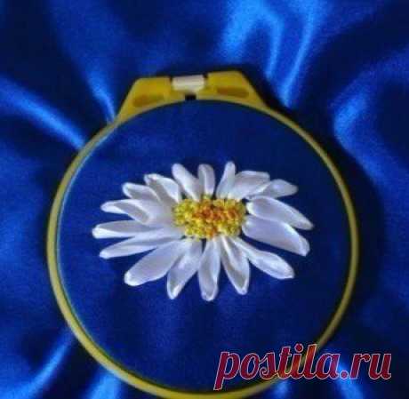 Прекрасная вышивка лентами ромашек
