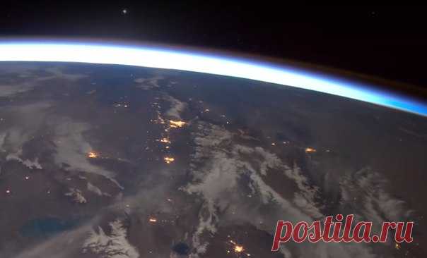 «Мы часто видим метеоры, но с трудом удается снять их. На этот раз мне повезло». Находясь на МКС, итальянский астронавт Паоло Несполи снял на видео падение метеора.