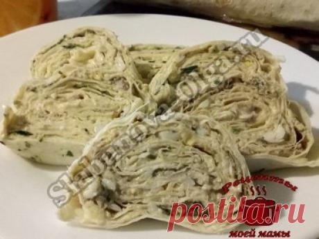 Закуска из лаваша со шпротами Дорогие читатели! Скоро праздник в нашей семье и хочется приготовить вкусные закуски. Предлагаю одну из них. Закуска из лаваша со шпротами, это просто, это вкусно. Без жарки и выпечки. ИНГРЕДИЕНТЫ: 2 лаваша 1 банка шпрот 3 яйца 100 г твердого сыра 1 упаковка мягкого плавленого сыра зелень (укроп, петрушка…) майонез Лаваш со шпротами , отличная …