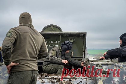 Украину обвинили в перевозке оружия в машинах с эмблемой Красного Креста. Жительница Артемовска обвинила ВСУ в перевозке оружия в машинах с эмблемой Красного Креста. По словам женщины, летом она регулярно ходила на одну из улиц города, куда привозили хлеб, на ней также располагались украинские военные. «Выгружали оружие и продукты, выгружали все, что им надо для жизни», — сказала она.