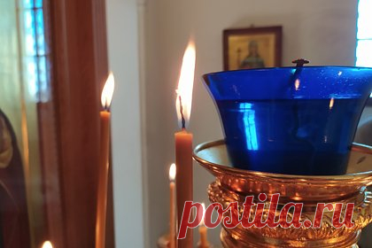 На Украине священника УПЦ насильно выгнали из храма во время службы. На западе Украине полицейские использовали грубую физическую силу против 65-летнего священника Украинской православной церкви, который даже не успел снять церковного облачения. Инцидент произошел после того, как в храм пришли сторонники ПЦУ, чтобы выгнать из него верующих.